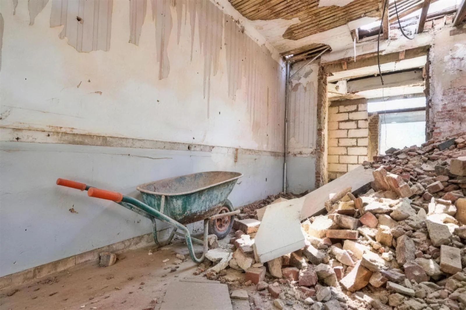 Entkernter Raum mit sortiertem Bauschutt