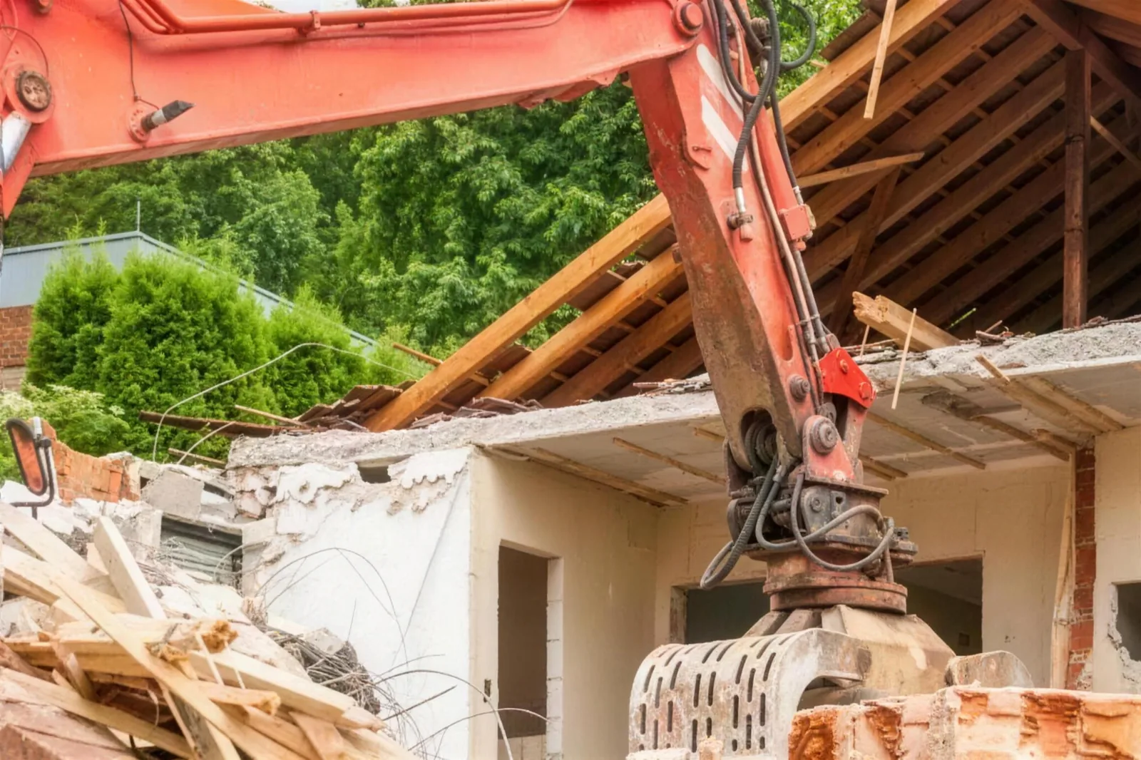 Bagger beim Rückbau eines Gebäudes