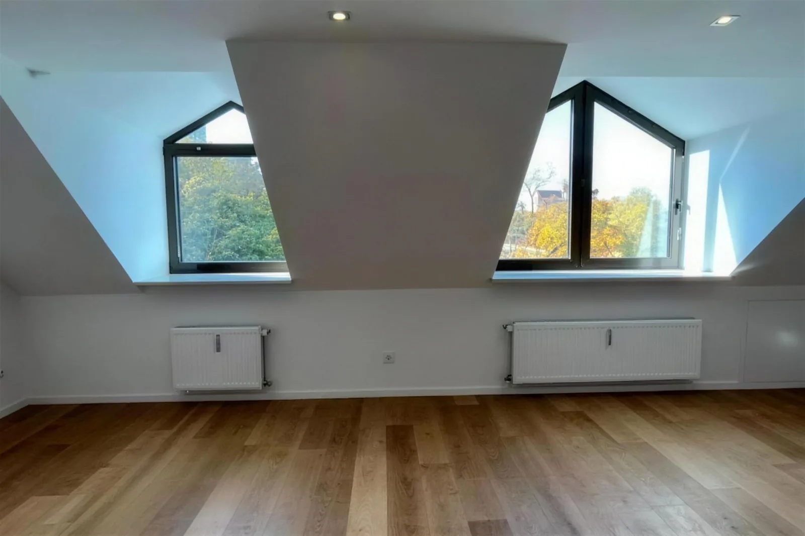Dachzimmer mit zwei neuen Gaubenfenstern