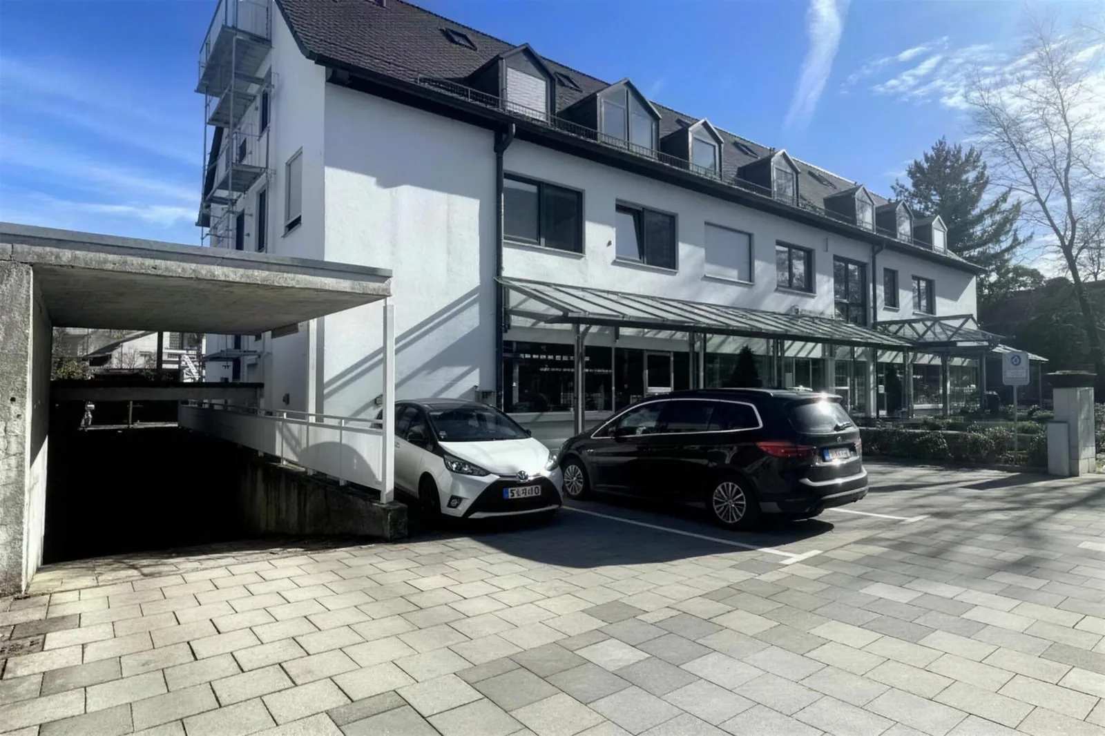 Straßenseite mit den Gewerbeeinheiten im Erdgeschoss