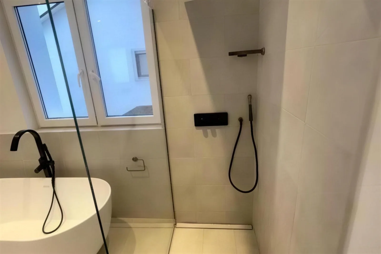 Bodengleiche Dusche mit schwarzen Armaturen