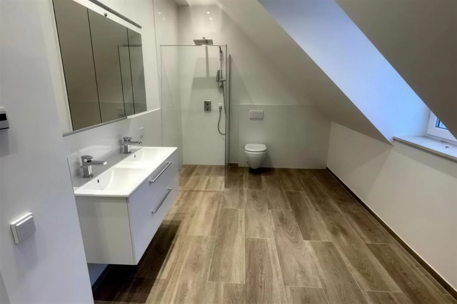 Dachbad mit bodengleicher Dusche
