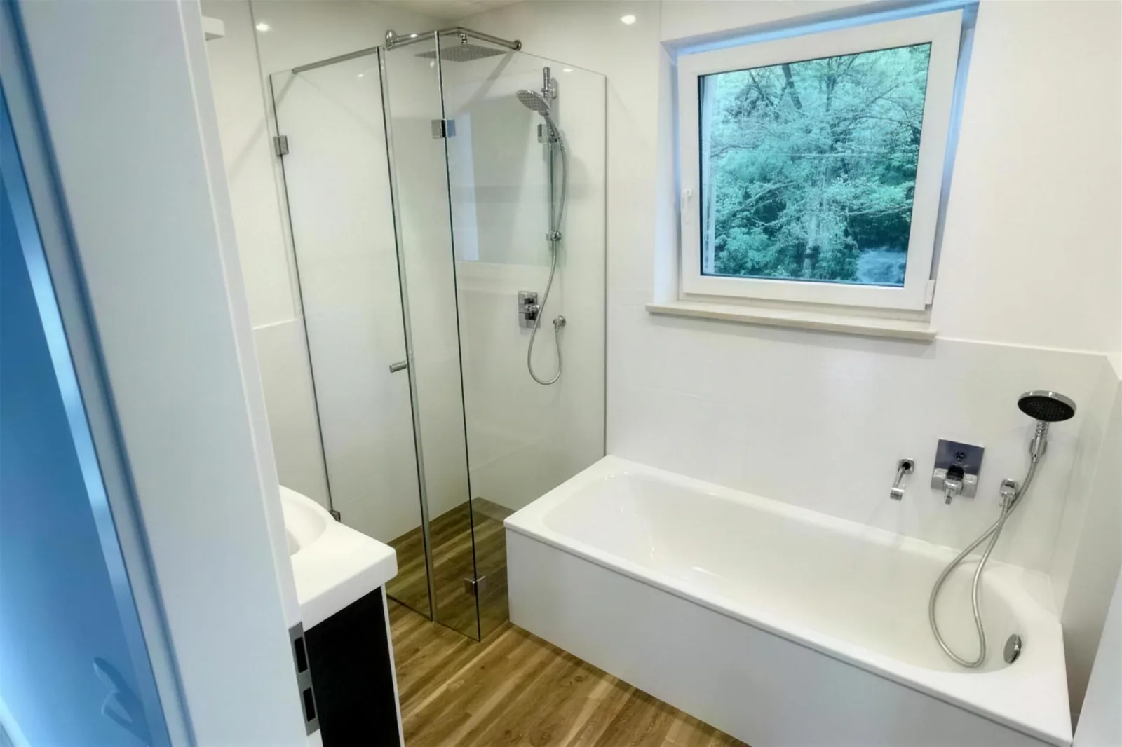 Bad mit Eckdusche und Badewanne