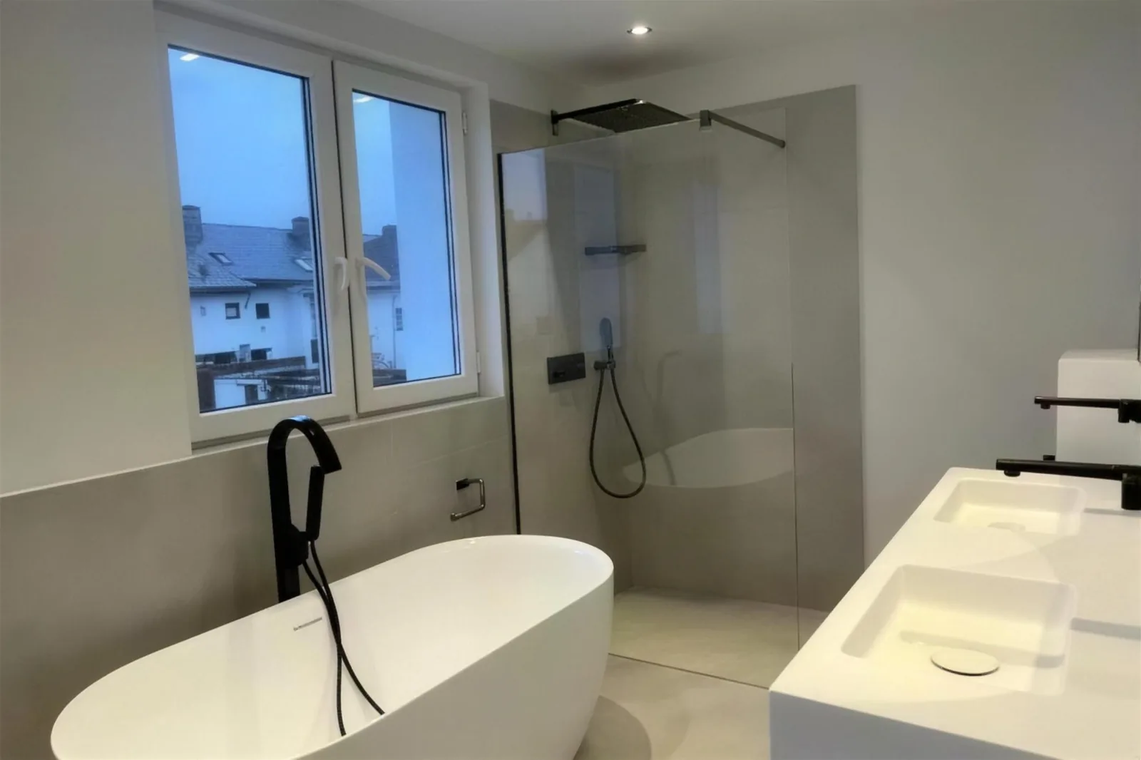 Freistehende Wanne mit Regendusche