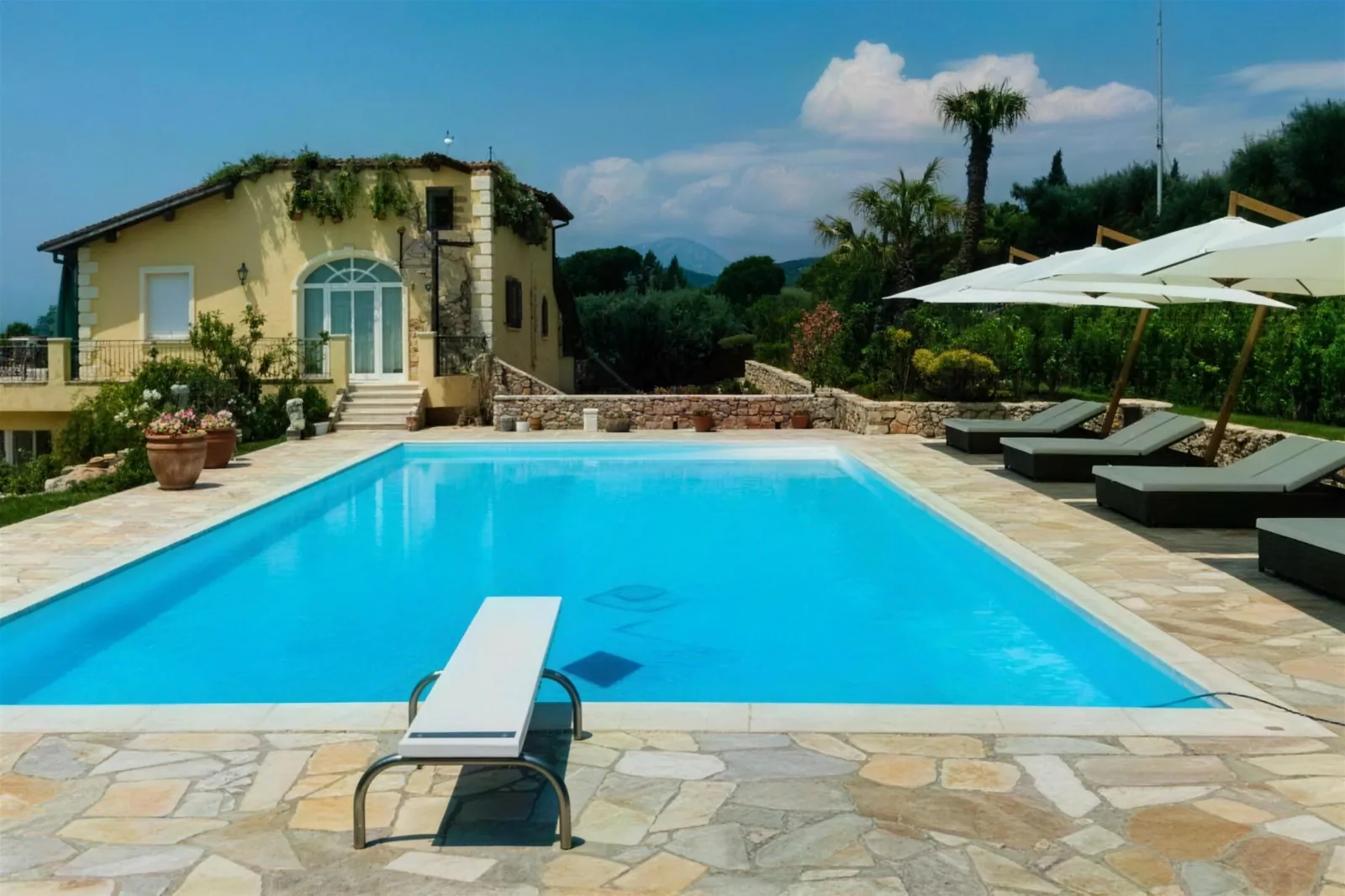 Poolbereich mit Blick auf das Haus