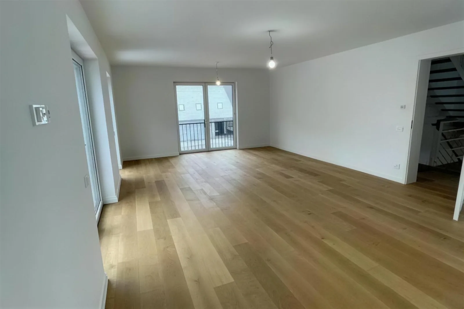 Sanierter Wohnraum mit Zugang zum Balkon