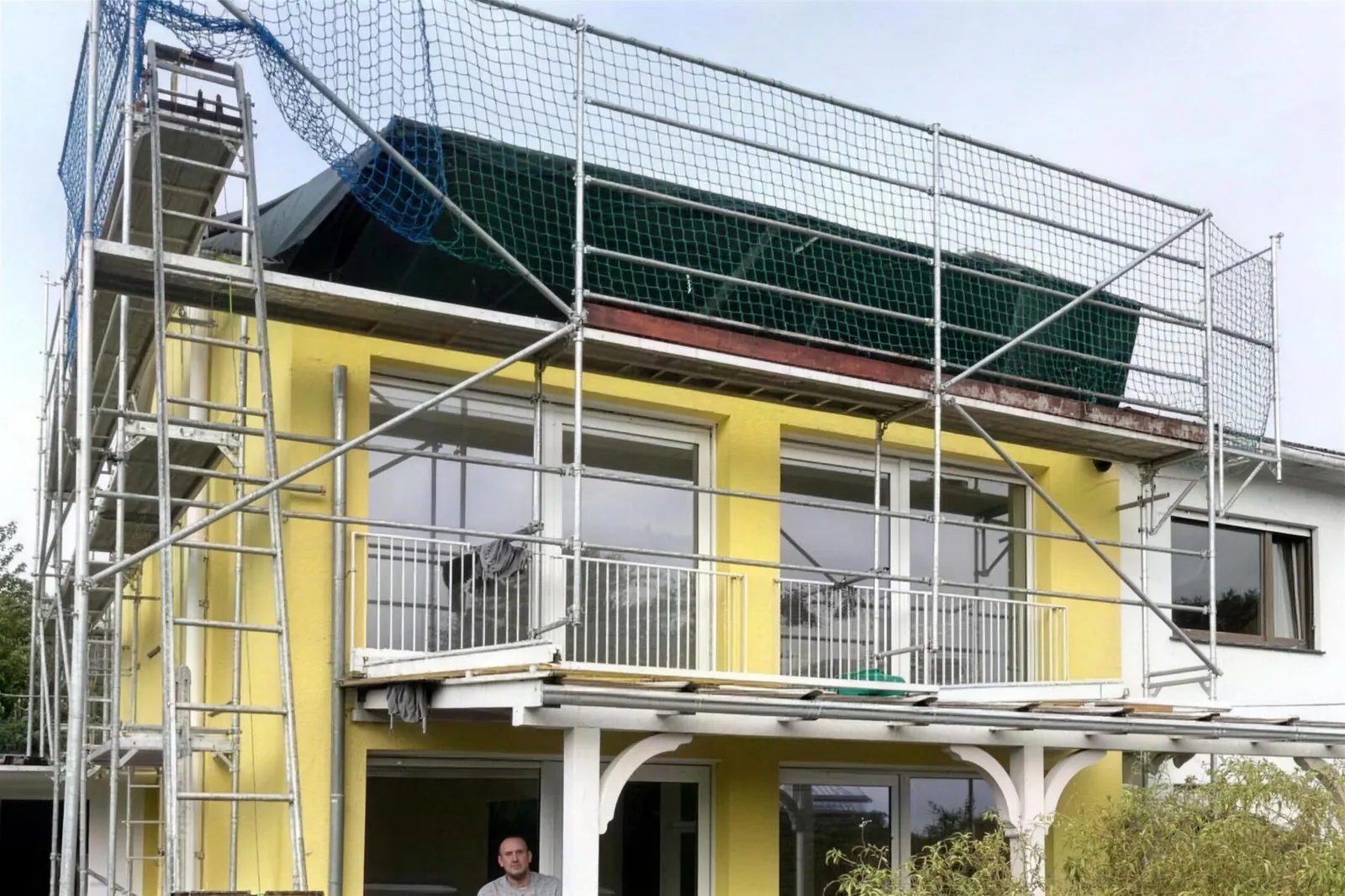 Gerüst für die Arbeiten an der Dachhaut