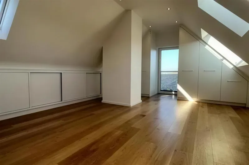 Ausgebautes Dachgeschoss mit Parkett und Einbauschränken