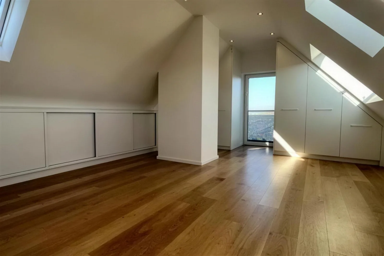 Ausgebautes Dachgeschoss mit Parkett und Einbauschränken