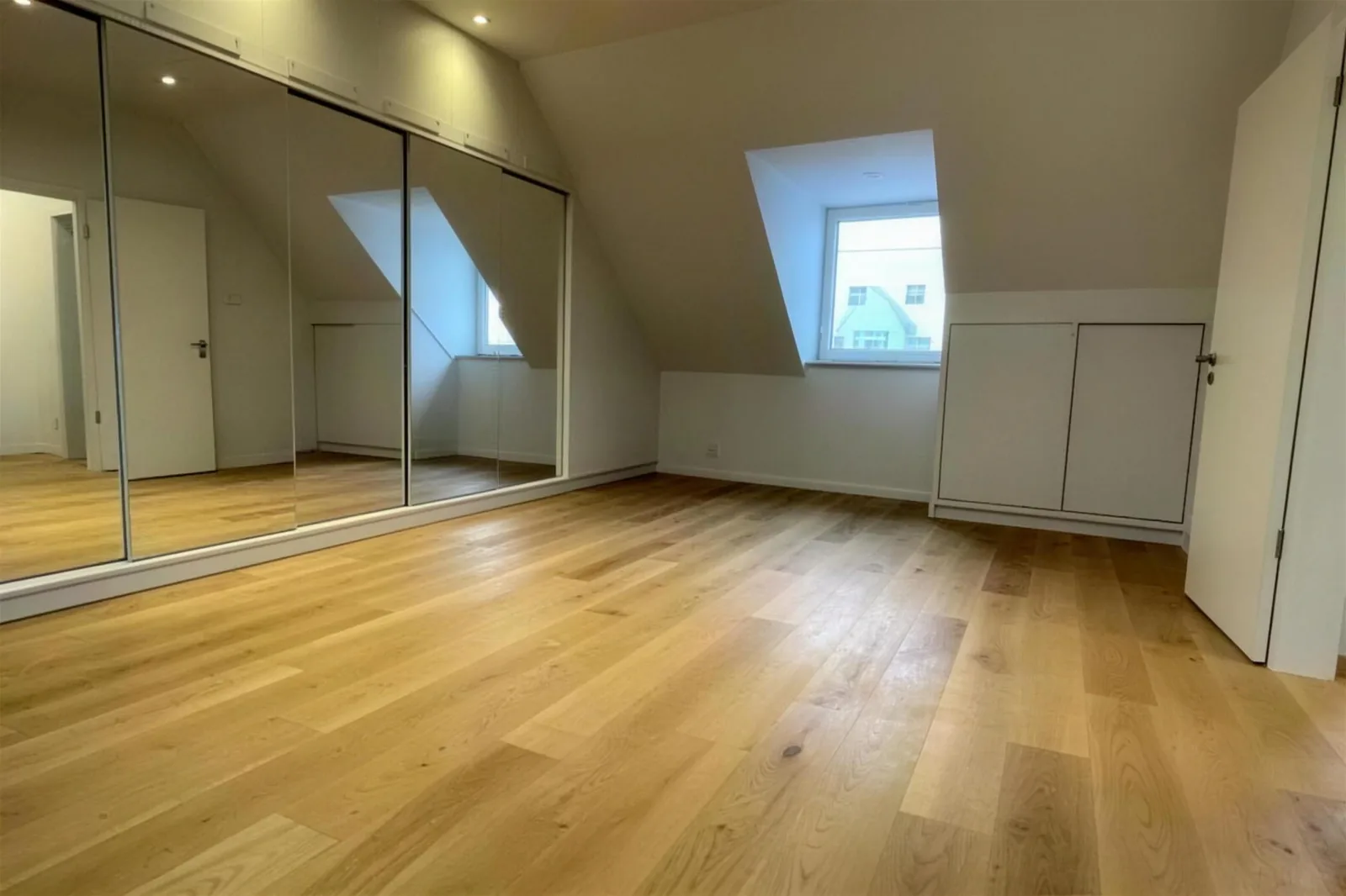Schlafzimmer mit Gaube und Einbauschrank