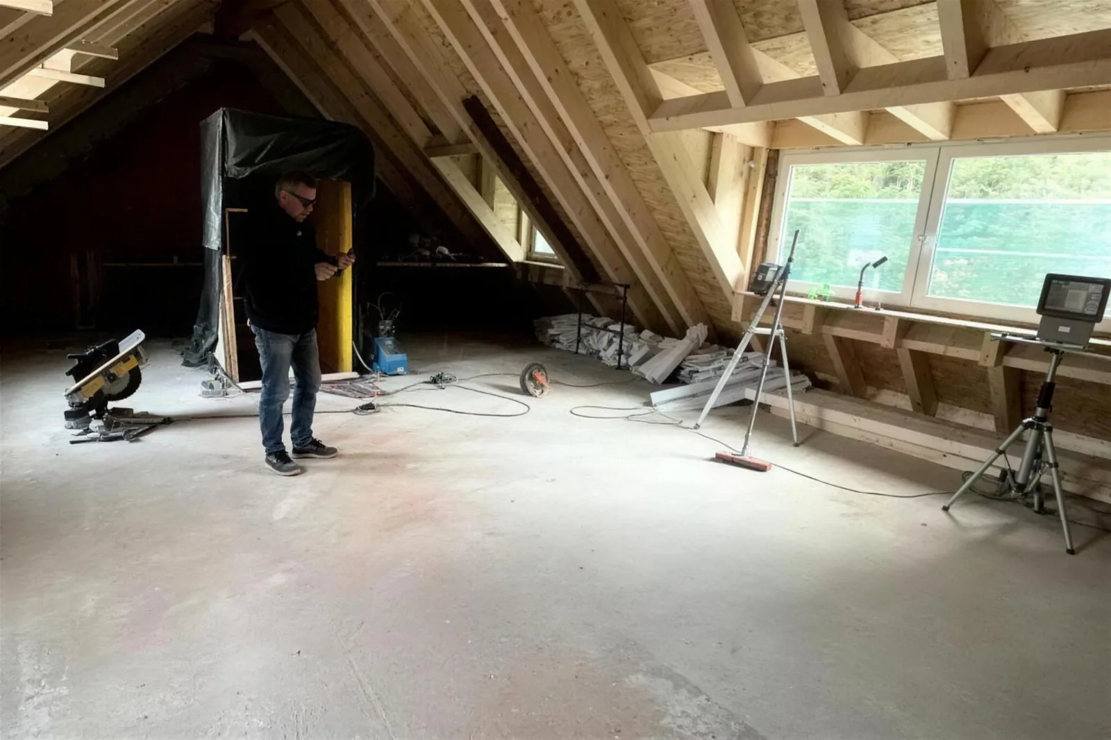 Ungedämmter Dachboden mit freiliegendem Sparrenwerk vor Beginn der Arbeiten