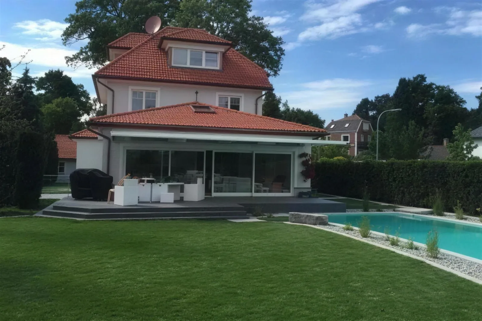 Sanierte Villa mit Wintergarten und Garten