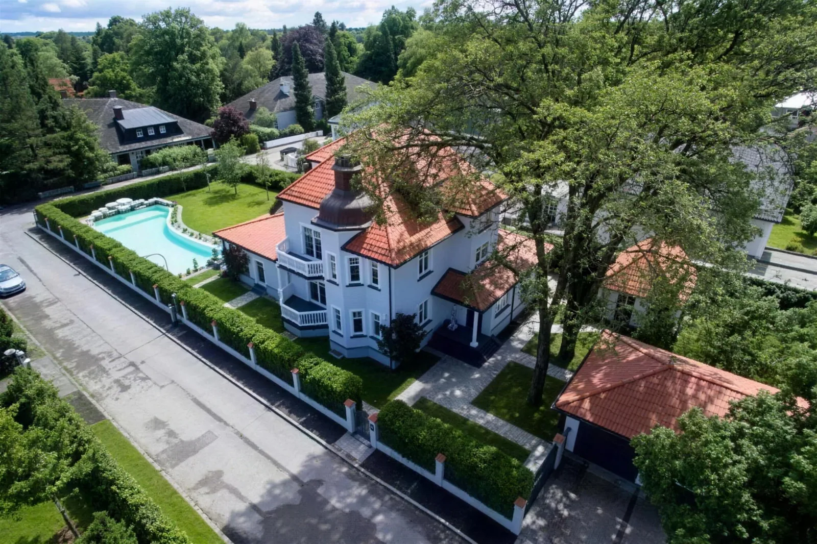 Die sanierte Villa von oben – Altbau, Anbau und neu angelegter Garten