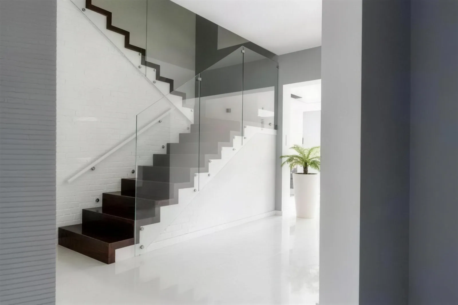 Treppe mit Glasgeländer und Edelstahlhandlauf