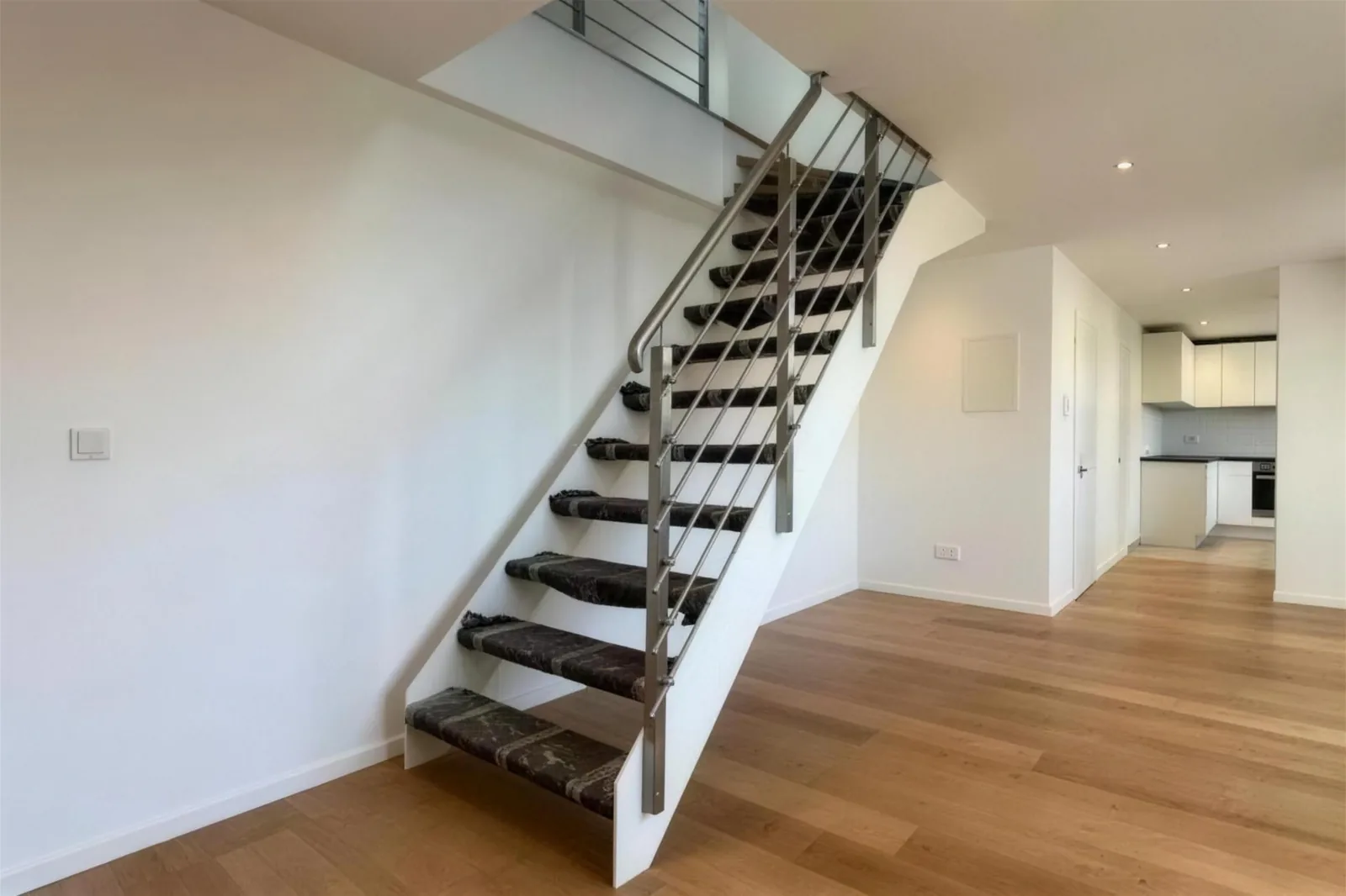 Stahltreppe mit Seilgeländer im Wohnraum