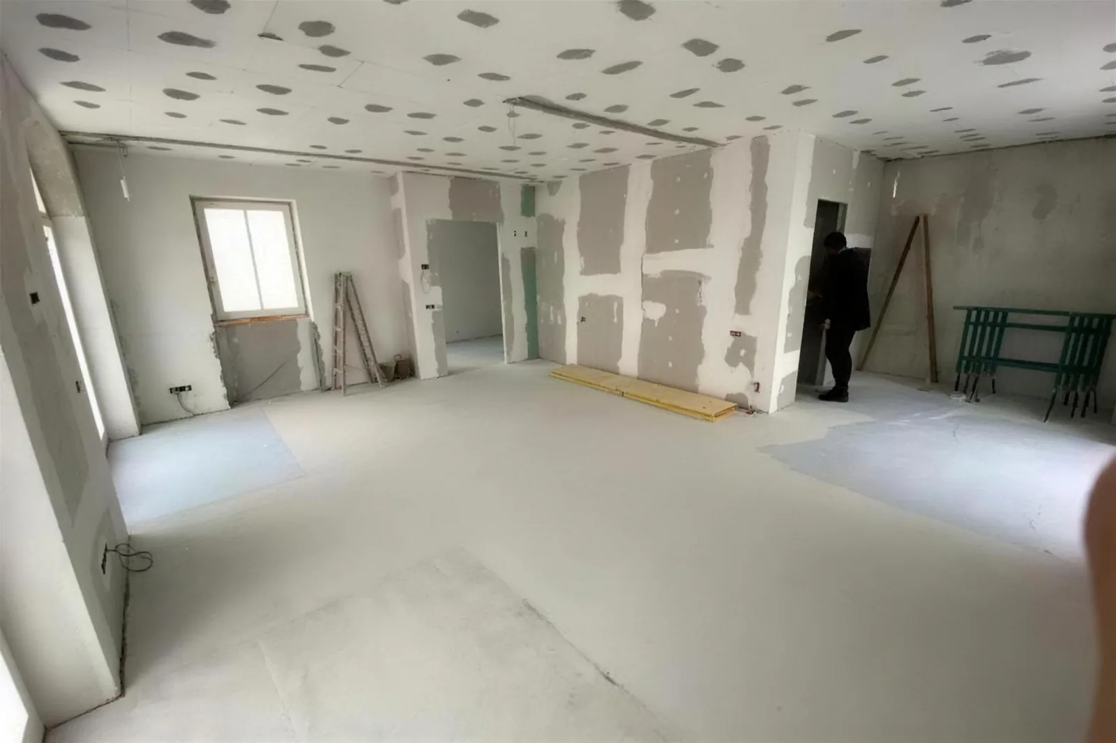 Abgehängte Decke mit vorbereiteten Einbaustellen